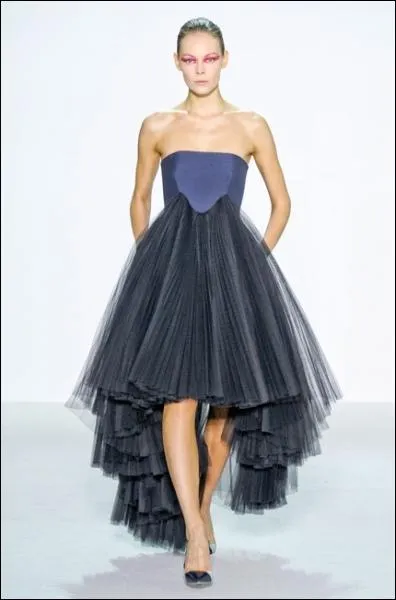 Et pourquoi pas un bleu sombre, un marine mat qui frle le violet, comme cette robe Dior. Cette belle couleur, dlicate  porter car elle fait vite scolaire ou triste, a quelle origine ?