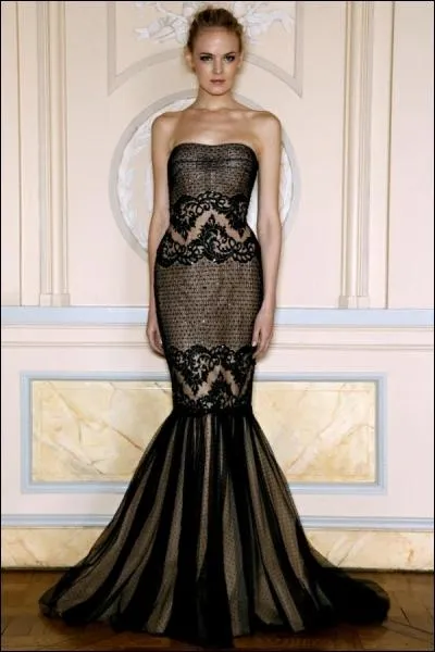 Et pourquoi pas du noir, classique sauf si le modle lui-mme est recherch. Ici c'est une robe qui souligne la ligne, de Zuhair Murad, dont le dcollet est... ?