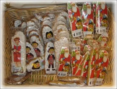 Aujourd'hui Saint Nicolas est ft par un grand nombre de pays d'Europe. Ainsi dans la nuit de 5 au 6 dcembre il apporte aux enfants sages des ?