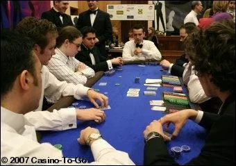 Au jeu du Texas Hold'em Poker, qui affrontez-vous ?
