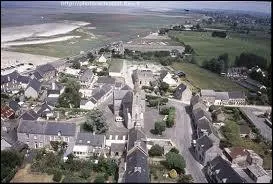 Voici une image vue du ciel de Hirel. Les habitants de cette commune sont les ...