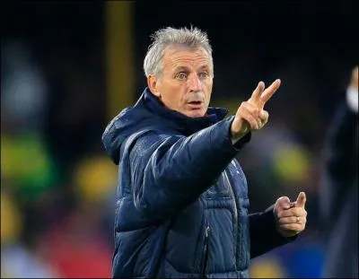 Rcompens en 1995, il entranait une quipe dans un stade de 16 000 places pour une ville de 8 000 habitants, voici ... .