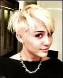 Miley s'est teint les cheveux en blond et les a coups, pourquoi ?
