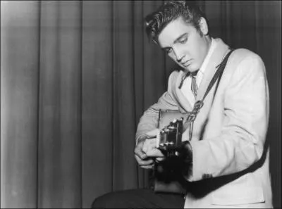 Pour lui,  Et Ren Coty prparait son dpart abandonnant  tout jamais le pouvoir le vieux James Dean tait dj mort   interprt par ... .