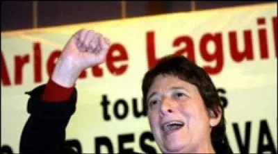 Pour elle,   elle nous suggre, la guerre, de pas la faire, que sur la terre les hommes sont des frres, de partager les soucis, les chemises, et mme si c'est des btises...   interprt par ... .