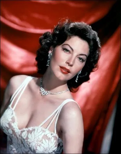 Pour elle,   j'aime les hommes qui sont c'qui peuvent, assis sur le bord des fleuves. ils regardent s'en aller dans la mer les bouts de bois, les vieilles affaires,   interprt par...