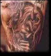 A qui appartient ce tatouage ?