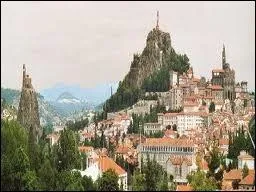 Je vais vous faire visiter la ville du Puy-en-Velay, prfecture du dpartement de Haute-Loire. Ses habitants sont les ...