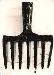 Cet instrument de pche barbare est une sorte de rteau aux dents verticales et barbeles. Il est utilis pour capturer des poissons plats (soles, plies, turbots. . ) en bord de mer. C'est 