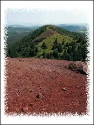 Dans le Massif central en France, le puy de la Vache est un volcan effusif endormi culminant  1167 m qui prsente un cratre gueul. Donc un cratre qui possde 