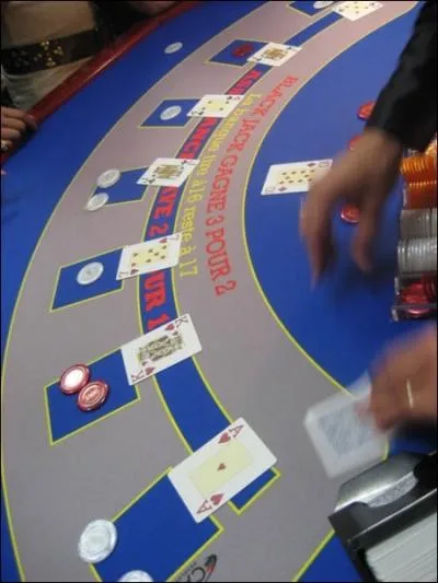 Aprs avoir tirer les cartes pour chaque joueur, le croupier doit tirer les cartes pour lui-mme mais il a une obligation. Laquelle ?