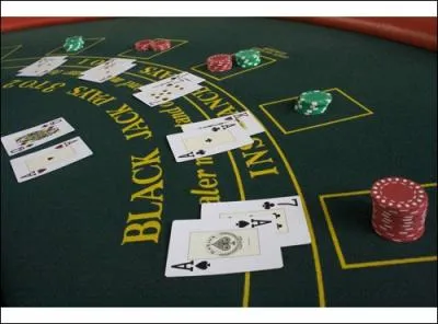 Au dbut de la partie, combien de cartes le croupier distribue-t-il  chaque joueur ?