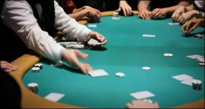 Combien de cartes le croupier distribue-t-il  chaque joueur ?