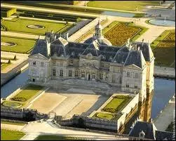 Construit par le surintendant des finances de Louis XVI, Nicolas Fouquet en Seine-et-Marne. Ce sont les mmes architectes qui btiront le chteau de Versailles.