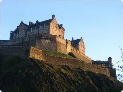 Ancienne forteresse aussi appele le   Royal Mile  :