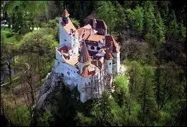 Chteau roumain en Transylvanie, construit par les chevaliers teutoniques. De nos jours il est associ au comte Dracula.