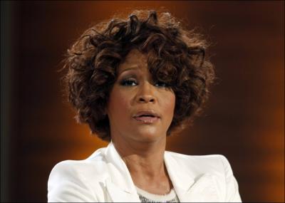 A la veille de quelle cérémonie la chanteuse Whitney Houston a-t-elle été retrouvée morte, en février ?