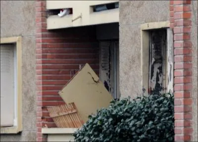 Combien de temps a dur le sige de l'appartement de Mohamed Merah, abattu par le Raid  Toulouse, aprs avoir tu sept personnes en quelques semaines ?