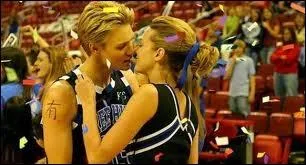 Dans la saison 4, quand les Ravens gagnent le championnat, que dit Lucas  Peyton ?