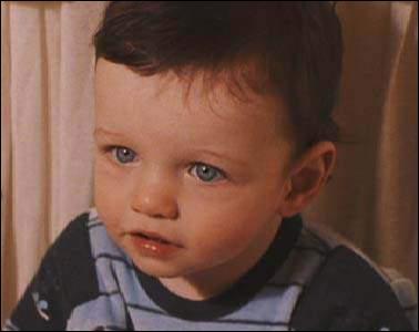 Qui se cache derrire ce mignon bb ?