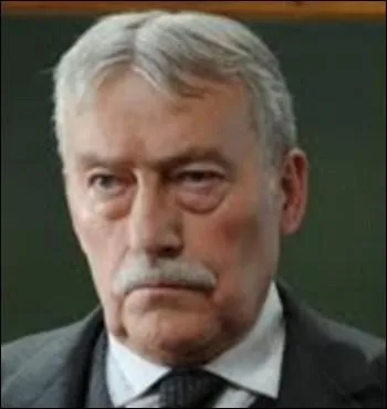 Sa dernire apparition au cinma fut dans   Astrix et Oblix : Au service de sa Majest  , o il incarne le chef gaulois Abraracourcix ... .