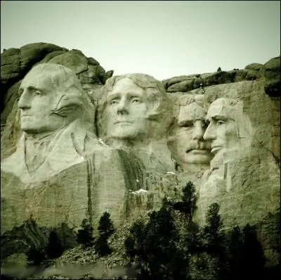 Quels prsidents amricains figurent aux cts de Lincoln, au mmorial national du Mont Rushmore dans l'tat du Dakota du Sud ?