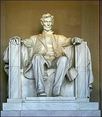 Cette statue monumentale d'Abraham Lincoln taille de 28 blocs de marbre de 6 mtres de haut et 6 mtre de large est situe  l'intrieur de quel btiment  Washington D. C. ?