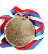 En 1853 c'est la reconnaissance officielle de l'artiste. Il obtint une mdaille avec mention . Mais en plus de cette distinction, que lui offre cette mdaille ?