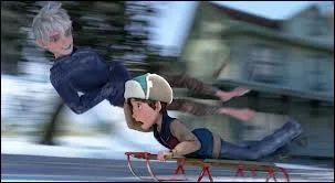 Qui est le personnage sur la luge ?