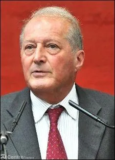 Le dput UMP Yves Fromion a dmissionn de son poste de maire d'Aubigny-sur-Nre. Durant combien d'annes avait-il exerc ce mandat ?