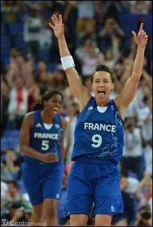 Durant les JO de Londres, contre quelle quipe Cline Dumerc a-t-elle marqu un panier  trois points galisateur dans les dernires secondes du match ?