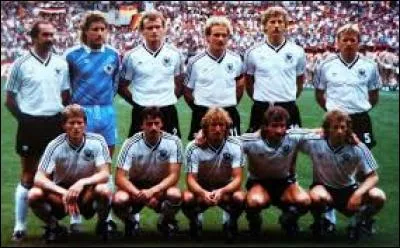 Quelle équipe, championne d'Europe en titre, s'inclina à la surprise générale par 0-1 face aux Espagnols ?