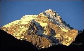 Un des plus hauts sommets du monde, l'Aconcagua culmine  6 959 m. O le situez-vous ? En . .