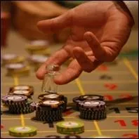 A quoi sert l'objet qui est tenu dans la main ?