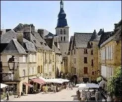 Nous sommes  prsent  Sarlat-la-Canda, ville de Dordogne o la population rpond au nom de ...
