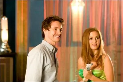 Dans l'entreprise de quel magazine, dont le patron est Luke, Rebecca est-elle embauche ?