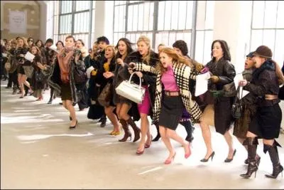 Lors des soldes, sur quel article sold  -50%, Rebecca craque-t-elle, puis finalement se dit qu'elle n'en a pas besoin, puis se bat avec une inconnue pour l'avoir ?