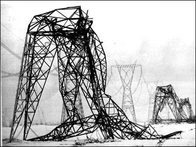 La tempte de verglas de 1998 dans le sud-ouest du Qubec a paralys Montral pendant environ deux semaines, crant un lan de solidarit rare. Combien de millimtres de glace se sont accumuls