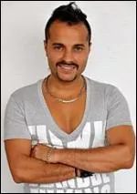 Et enfin voici le vrai visage du candidat mystère ; mais qui est-ce ?