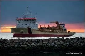 ''On allait au bord de la mer 
Avec mon père, ma soeur, ma mère 
On regardait les autres gens 
Comme ils dépensaient leur argent
Alors on regardait les bateaux 
On suçait des glaces à l'eau''
