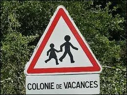 ''Hier, j'ai glissé de sur une chaise 
En f'sant pipi dans l'lavabo 
J'ai l'menton en guidon d'vélo 
Et trois canines au Père-Lachaise''