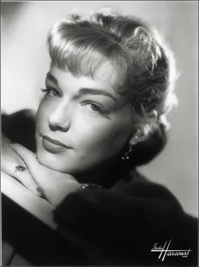 Casque d'or veuve au chat, voici ... . .