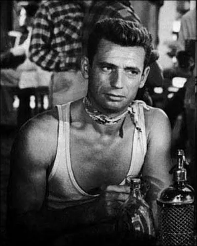 Yves Montand de son vrai nom Ivo Livi (1921/1991) a fait sa premire apparition au cinma dans...