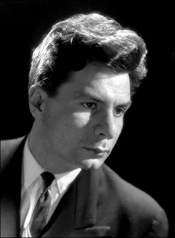 Michel Galabru de son nom complet Michel Louis Edmond Galabru est apparu au cinma pour la premire fois dans...