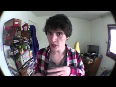 Cochez ce qui est vrai sur le monsieur de l'image :