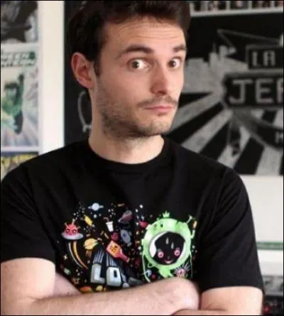 Cochez ce qui est vrai sur le monsieur de l'image :