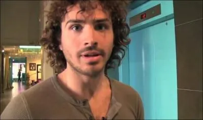 Cochez ce qui est vrai sur le monsieur de l'image :