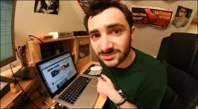 Cochez ce qui est vrai sur le monsieur de l'image :