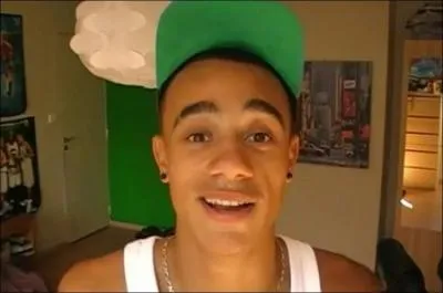 Cochez ce qui est vrai sur le monsieur de l'image :