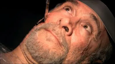 [S2-E8] Santos Jimenez est un paisible propritaire de bar, mais aussi un trafiquant de drogue et un meurtrier. Comment Dexter l'xecute-t-il ?